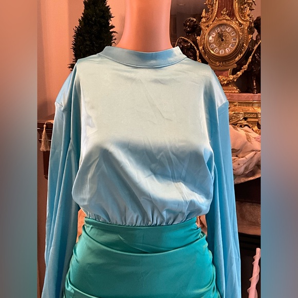 In The Style x Billie Faiers satin contrast high neck ruched skirt in blue/green - Picture 4 of 14